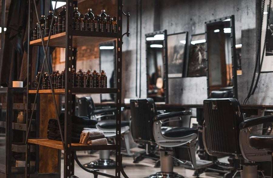 Innenansicht eines Friseursalons mit Menskult Produkten im Regal.